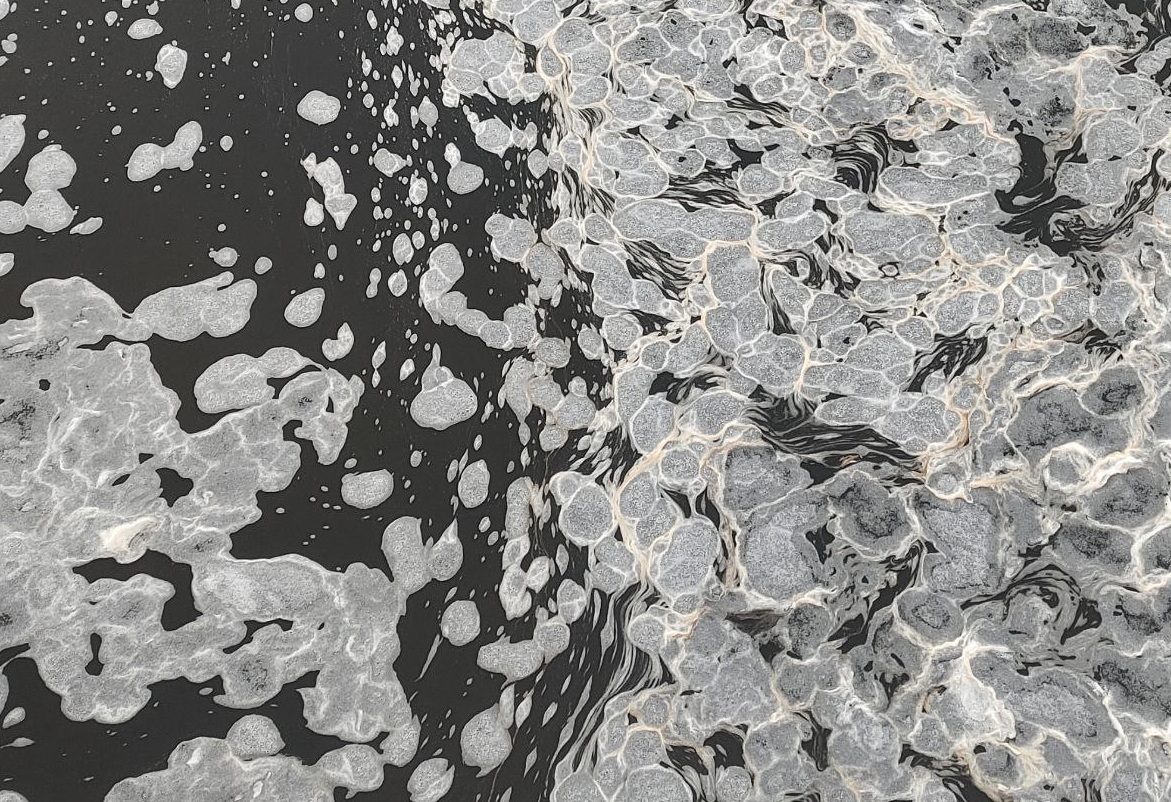 Саратовцы заметили на Волге льдины, похожие на пятна жирафа